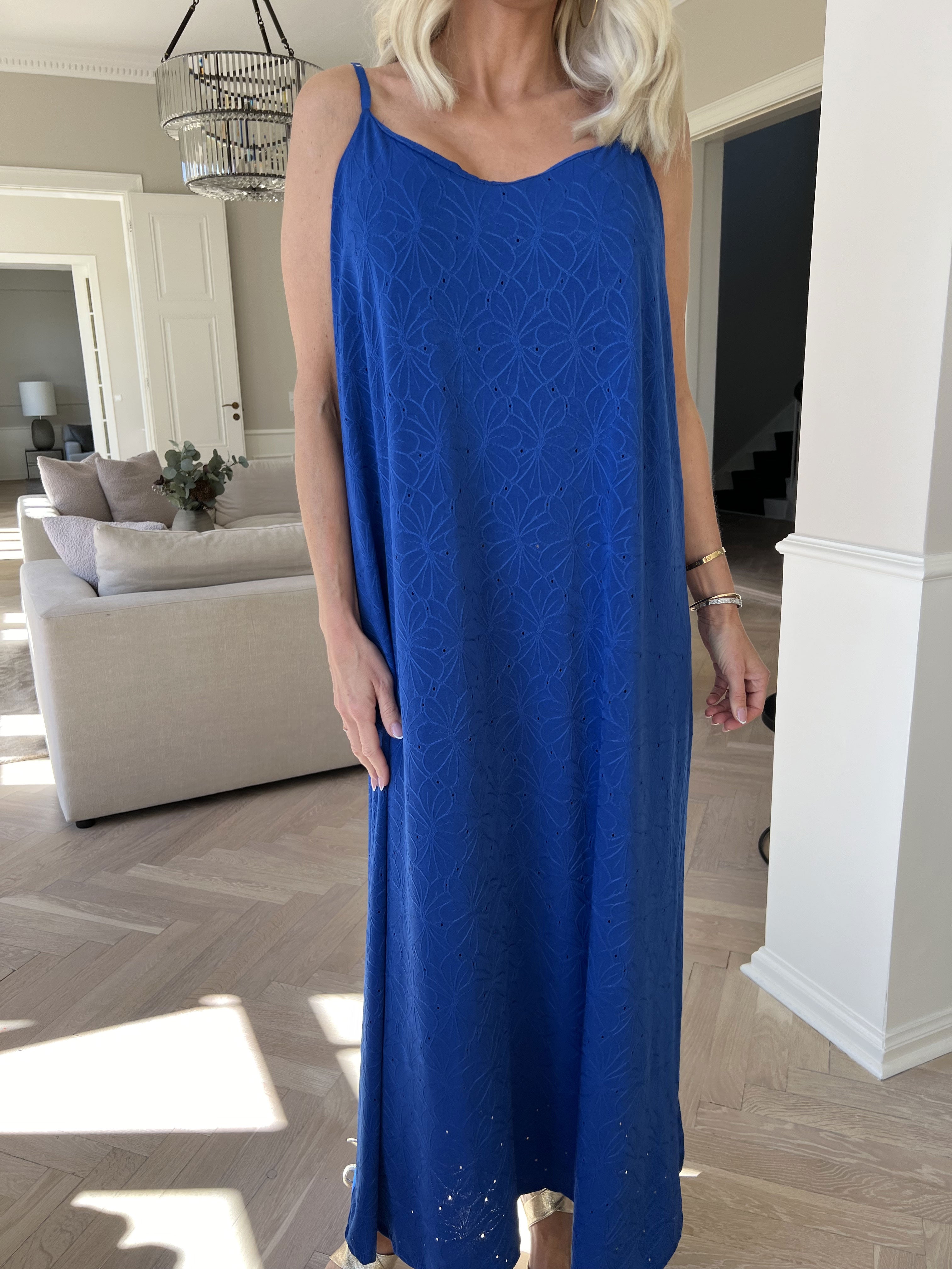 Emilie - Stropkjole i blødt stof med broderie anglaise